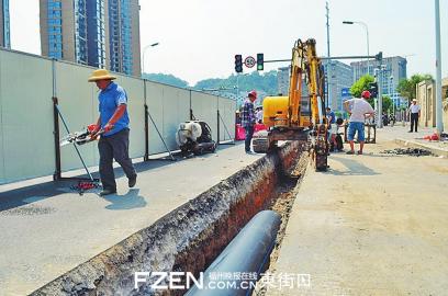梅亭渠排污网管正在施工。