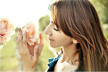 迪丽热巴·牙合甫美丽动人的生活照。（网络图片）