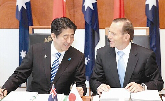 日本首相安倍晋三(左)与澳大利亚总理阿博特