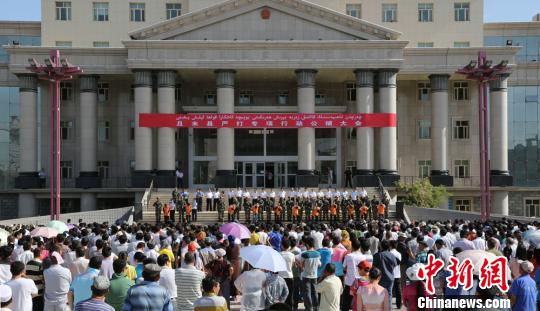 图为新疆且末县举行严打专项行动公捕大会现场。 丁建明 摄