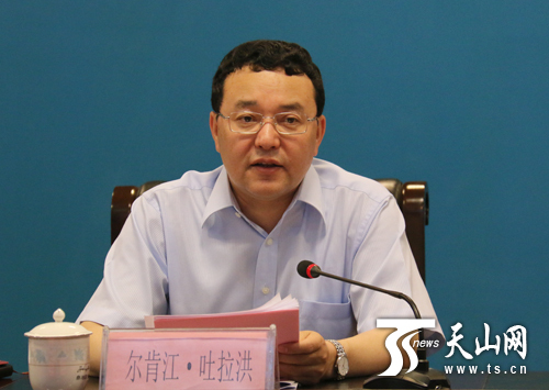 自治区党委常委尔肯江·吐拉洪讲话。