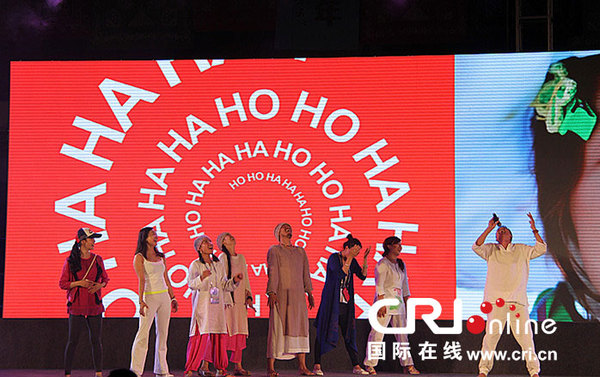 笑瑜伽大师唐真一先生带领学员一起体会笑瑜伽的魅力 摄影张肖