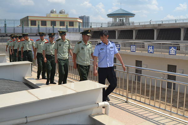 消防官兵正在参观