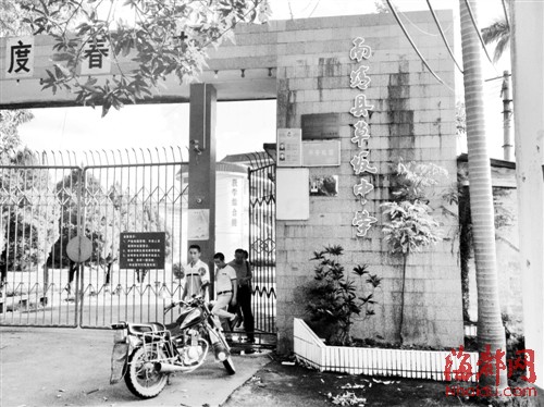 福建：5名女生教室内用铁棍椅子砸同学 无人阻拦(图)|学生|校园_凤凰资讯