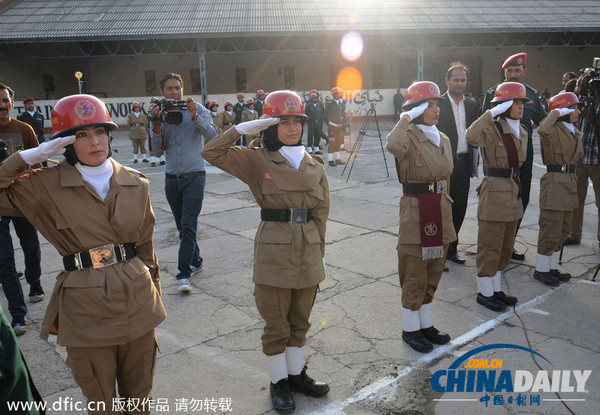 <em>巴基斯坦女性</em>救援队员参加检阅 英姿飒爽|巴基