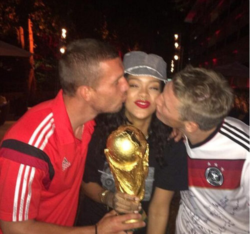 蕾哈娜与德国队狂欢 小猪与王子左右献吻|德国