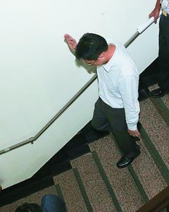 台“教育部长”蒋伟宁因论文风波请辞，昨天记者会结束后，挥手为两年半任期画下句点。图片来源：台湾《联合报》