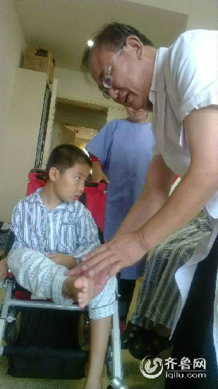 济南中德骨科医院行政院长李中富介绍孩子病情。