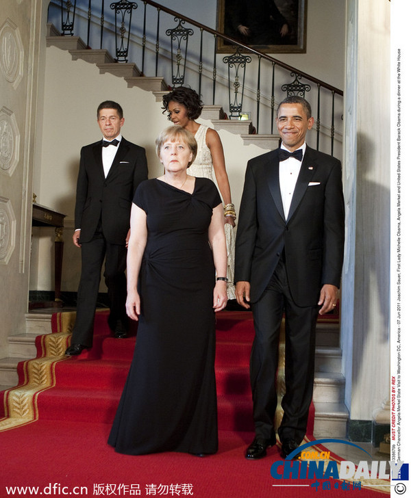 默克尔一袭小黑裙，非常显气质。（图片来源：东方IC）