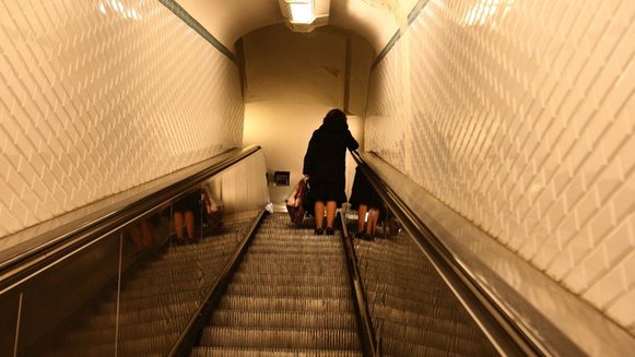 巴黎地铁站新安装扶梯过宽致数百万欧元损失|