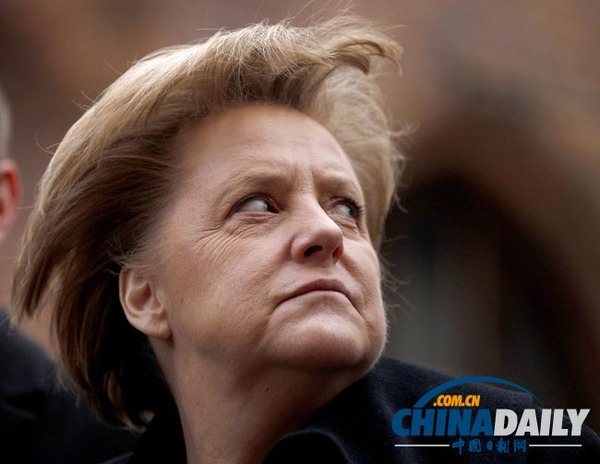 当地时间2012年2月24日，德国斯特拉尔松，默克尔的头发被大风吹起。（图片来源：东方IC）