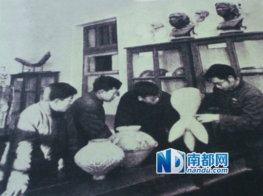 1957年，班级到邯郸发掘实习，图为室内整理。