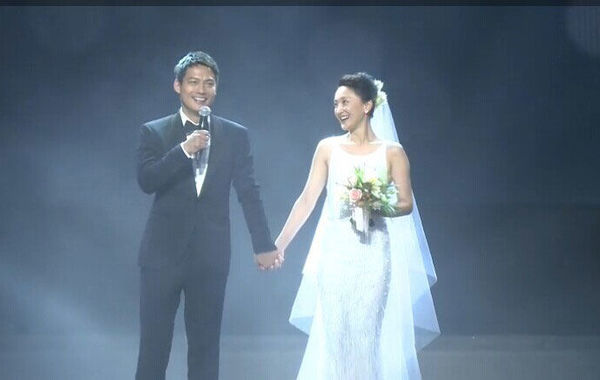 　　周迅与高圣远牵手亮相。