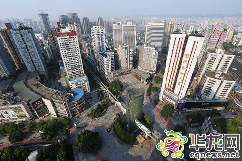 杨家坪有着相当庞大的居住人群，整个商圈的消费能力不能小觑。 首席记者 罗嘉 摄