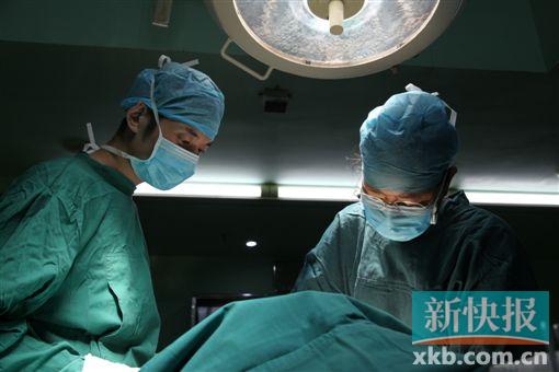 ■黄广香教授连夜为患者清除奥美定。