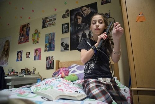 美国女孩子很早就知道如何让自己变得更美丽。发型也很重要。