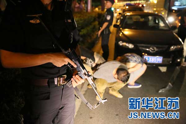 警方搜查到可疑人员车内有毒品,将其扣留。(姜海俊/摄)