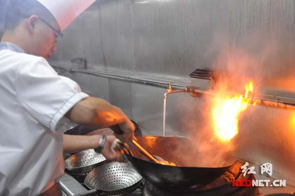 (在周普球看来，炖制伏鸡过程中，必须旺火。)