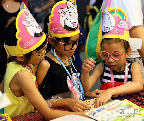 7月17日,孩子们在香港书展上做拼字游戏。