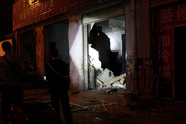 2014年7月17日下午，西安市明光路与纬二十八街十字西南角一汽车修理店发生可燃气体闪爆事故，事故造成五人受伤。汽修店内的一面墙被炸倒。（图片来源：CFP）