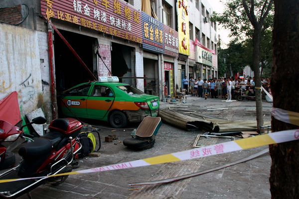 2014年7月17日下午，西安市明光路与纬二十八街十字西南角一汽车修理店发生可燃气体闪爆事故，事故造成五人受伤。事发的汽修店外拉起了警戒线。（图片来源：CFP）