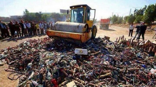 ISIS在摩苏尔销毁香烟和吸烟工具