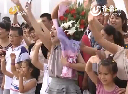 热烈欢迎的人群。