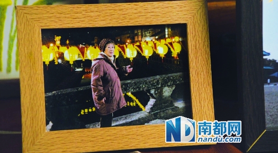 ←失忆的母亲挣脱人群,独自跑到桥上,冥冥之中,她与童年的自己,死去的好友,过世的丈夫重聚。这一抹幻想,释放了剧中人与观众的情感,可谓全剧的神来之笔。