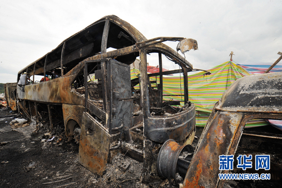 &ldquo;7&middot;19&rdquo;事故中被完全烧毁的大巴车。新华社记者龙弘涛摄