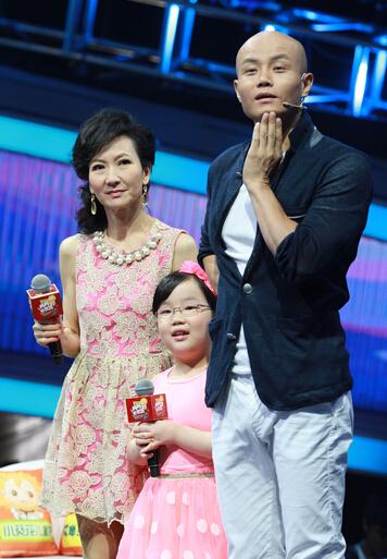 陈美琪携养女参加节目录制(资料图)