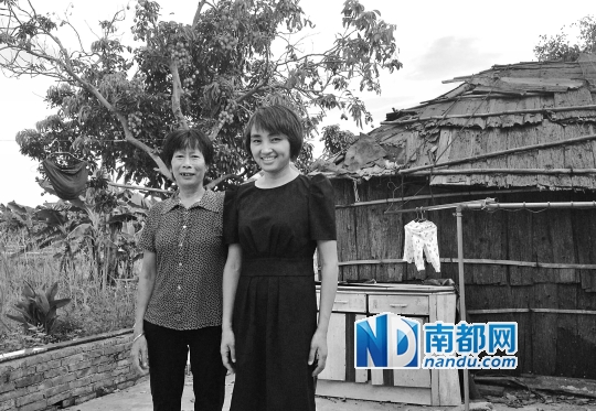 律师陈亚珍(右)与给她送饭的村民合照。受访者供图