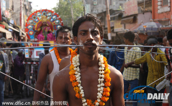 印度教信徒铁杆穿脸向神祈福|印度教|印度