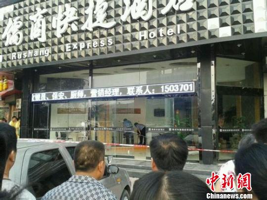 图为事发后，警方在进行现场勘查。　网友供图　摄