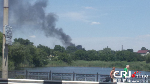 顿涅茨克东北部再起硝烟 机场附近机械厂被炸