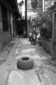 长沙通泰街古井,井口平时用盆盖住,早已没有使用,现作为文物保存。 图/朱辉峰