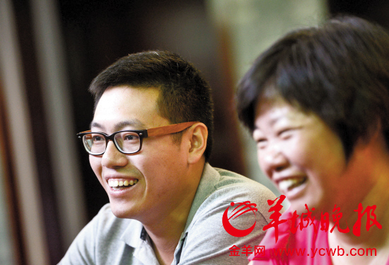 莫建坤和他妈妈戴桂香对“骄子计划”津津乐道