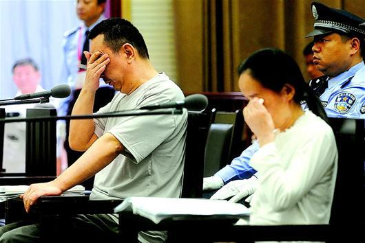 图为：上诉人刘汉和其姐姐、上诉人刘小平在庭上双双落下眼泪。