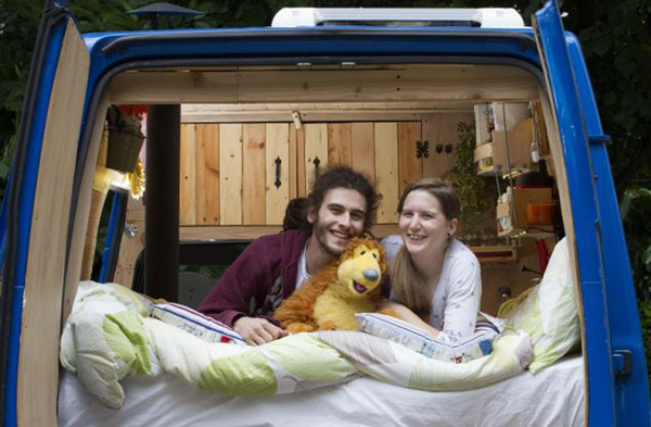 英国情侣将二手货车改装成房车环游欧洲（网页截图）