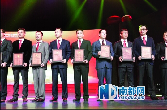 2014年6月28日，莆田(中国)健康产业总会在福建莆田成立，与会代表上台参与授牌仪式。