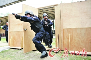 广州特警公开训练场景 对恐怖分子可不作警告直接开枪