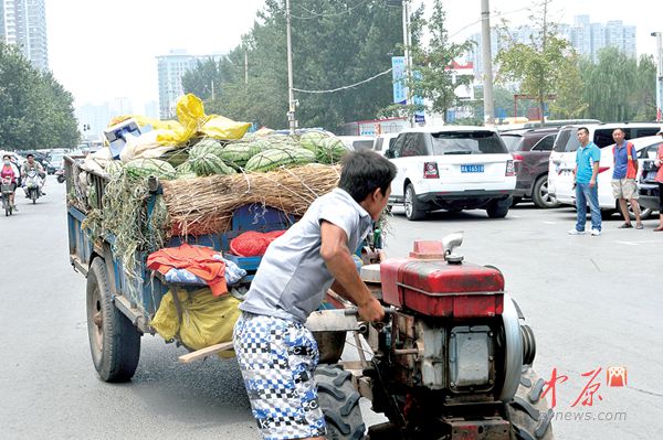 事情解决了，陈建帮摇起拖拉机，准备离开。远处是被撞的路虎。
