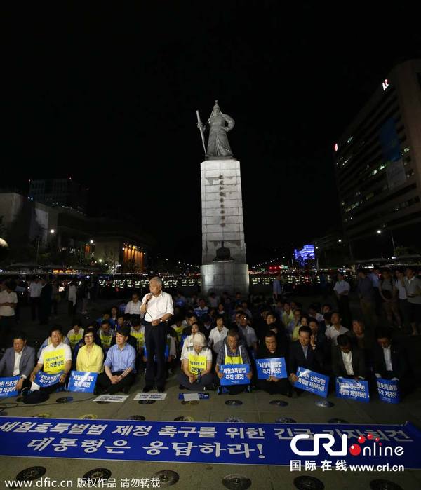 　　当地时间2014年7月24日，韩国首尔，“世越”号沉船事故100天，民众在市中心举行大规模游行拥堵道路，并与警方对峙，要求查明事故真相。图片来源：东方IC