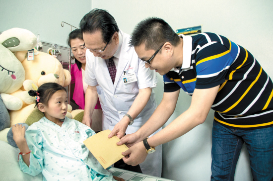 有爱心人士送上善款 羊城晚报记者 邓勃 摄