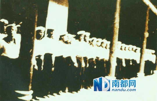 1924年10月8日，苏联教练舰抵达黄埔运来8 000支俄式步枪，缓解军校武器匮乏状况。图为教练舰官兵在军校内联欢。