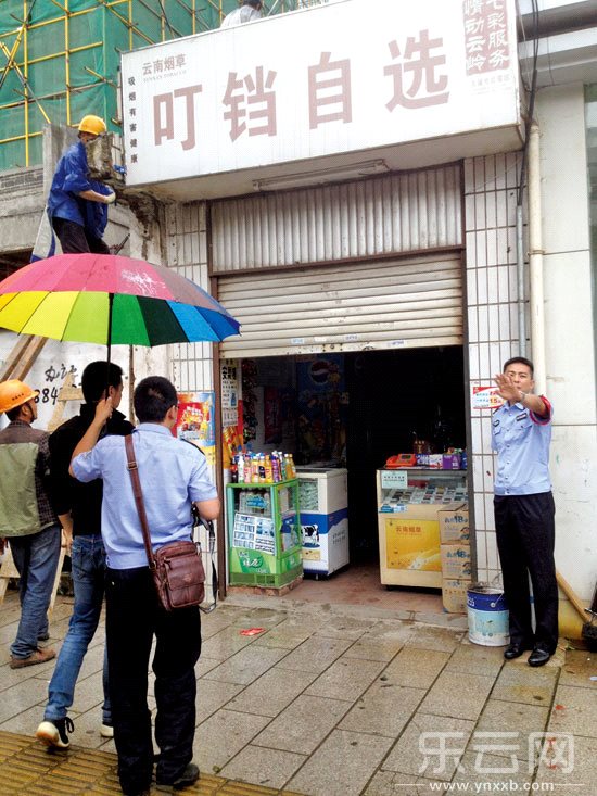 工地铁钩坠落 击中小卖部里男孩|男孩|孩子