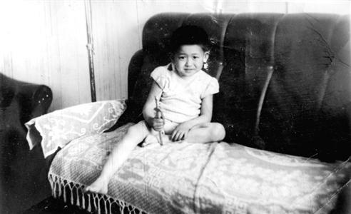 1986年,5岁的孙慧明,在大庆家中。童年和少年,除了偶尔挨父母的“混合双打”,过得无忧无虑。