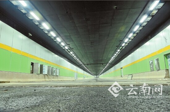 昆明第二条草海隧道内已全面通电