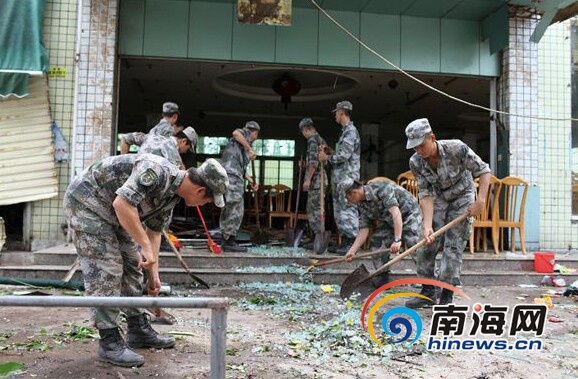 海南军区炮兵团救灾:不仅把树扶起还要保活