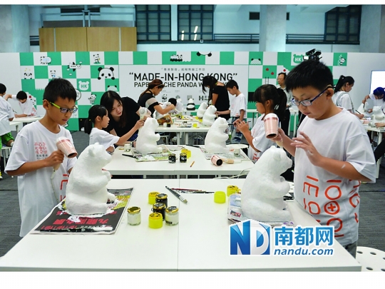 工作坊教学童亲手制作纸糊熊猫。
