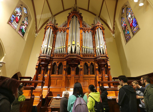 市民和游客在墨尔本苏格兰教堂 内参观巨型管风琴 pipe organ)演奏